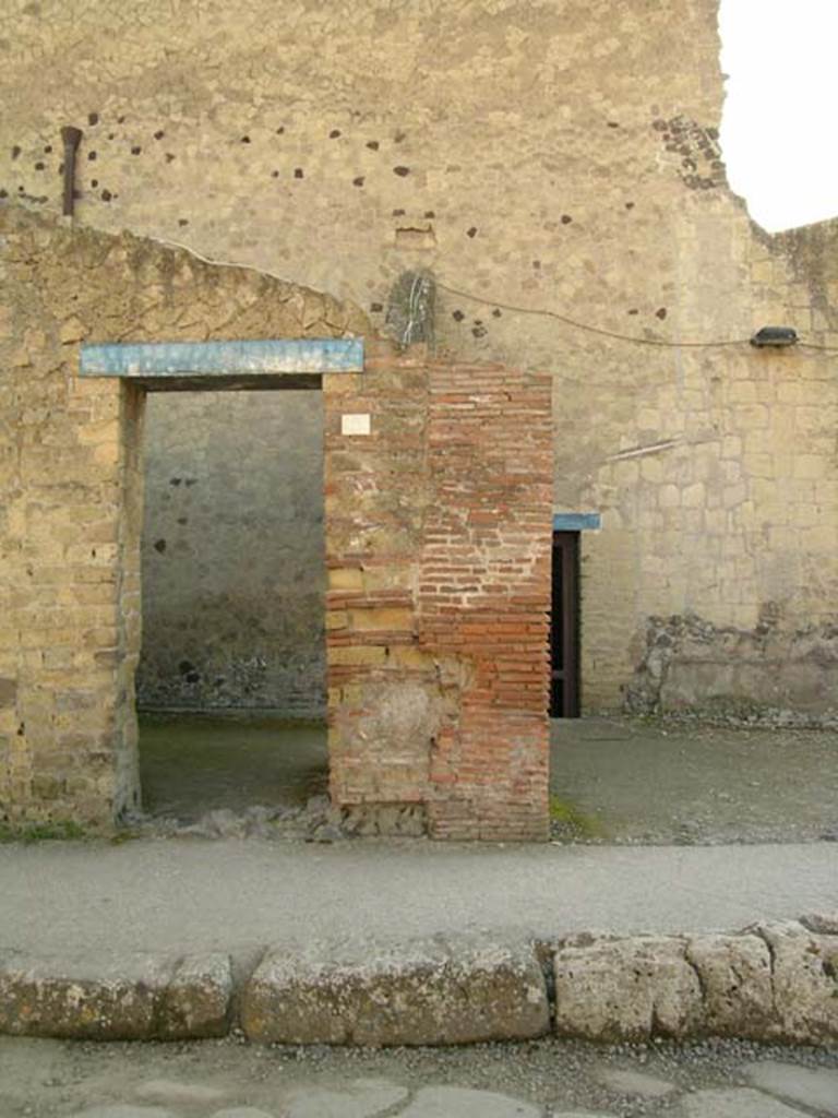III.9, Herculaneum. May 2005. Entrance doorway, in northern facade of Insula III. 
Photo courtesy  of Nicolas Monteix.